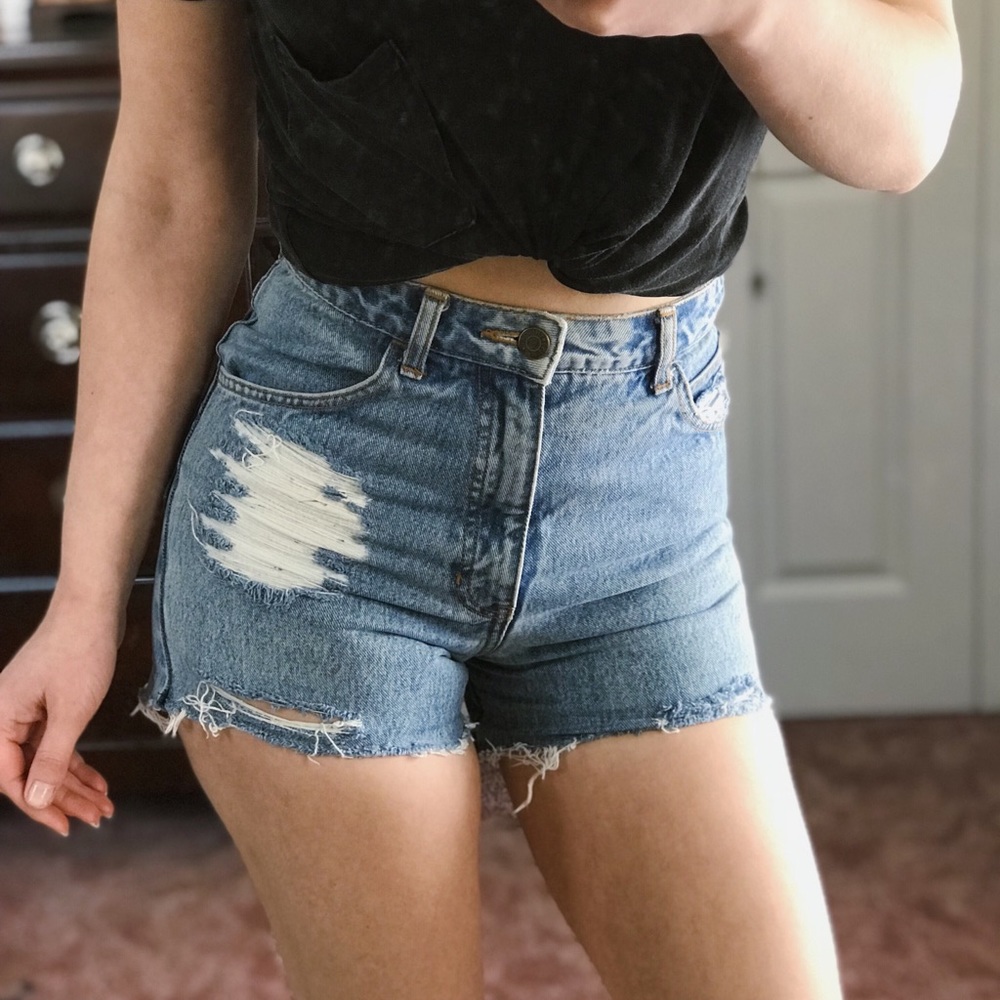 Vintage Gap Distressed Cutoffs B85